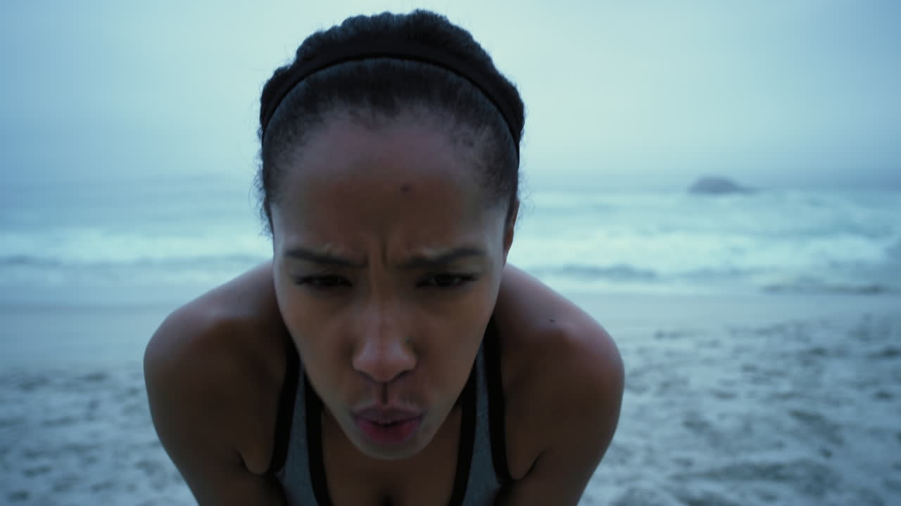 피곤하고, 달리고, 여성의 얼굴을 가진 피트니스