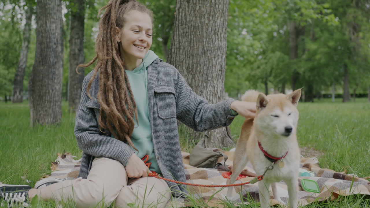mujer y perro en el parque