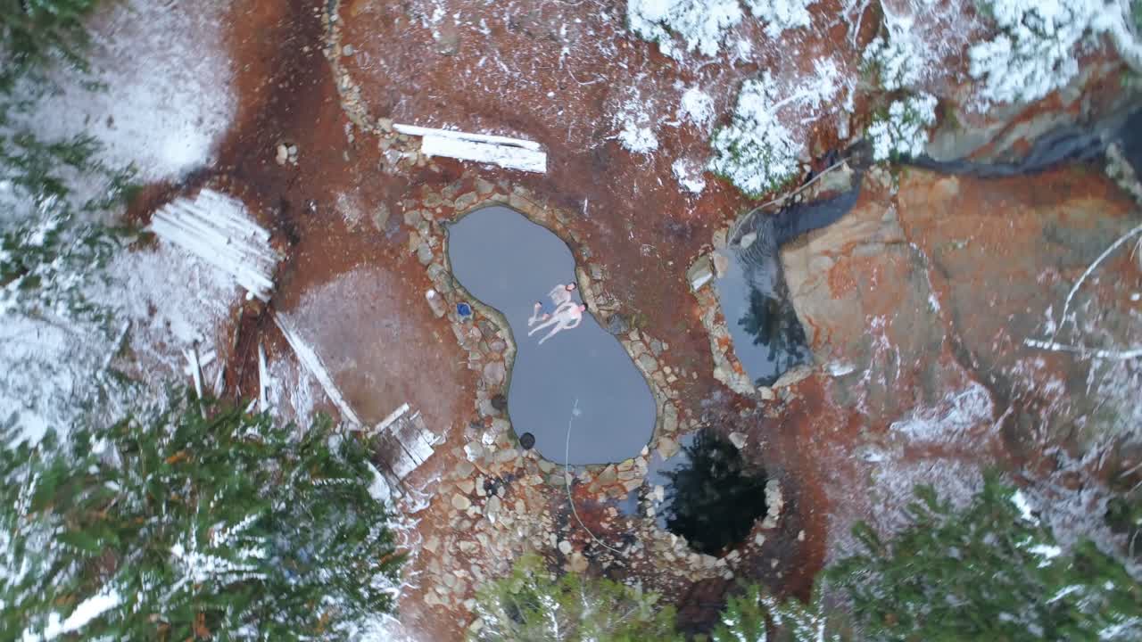 온천 수영장에서 휴식을 취하는 셔츠 없는 남자들 4k