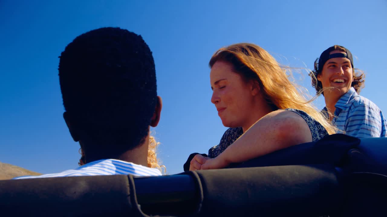 un grupo de amigos divirtiéndose en el coche 4k