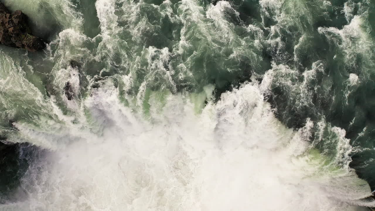 장엄한 고다포스 폭포 캐스케이드 - 북쪽 아이슬란드 - 다이아몬드 서클 - 공중 4k