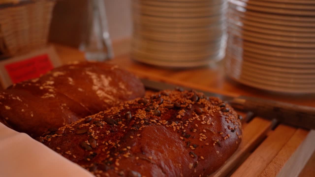 varias tomas de un pequeño restaurante que incluye mesas, luces, buffet, todas tomadas con la sony a7iii y ronin s