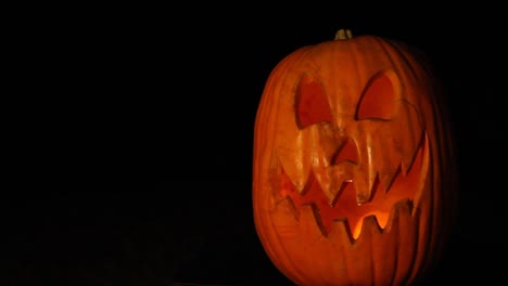 Große-Kürbislaterne-Mit-Flackerndem-Kürbislicht-Halloween-Rechts-Eingerahmt