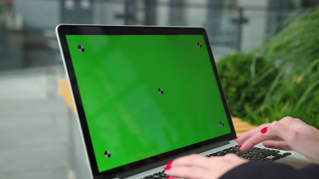 nuevo concepto de tecnología. joven con uñas rojas escribiendo en el teclado