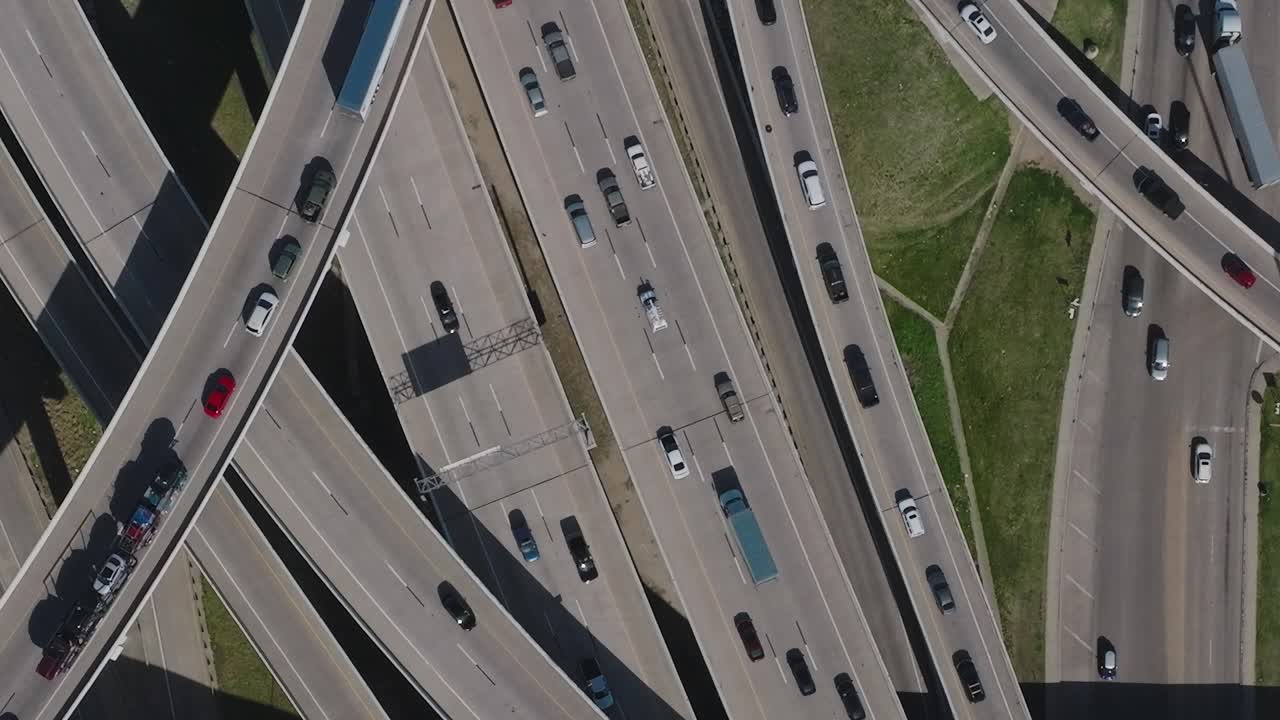 Lalu lintas mengalir di jalan raya di pusat kota Dallas, Texas dari atas