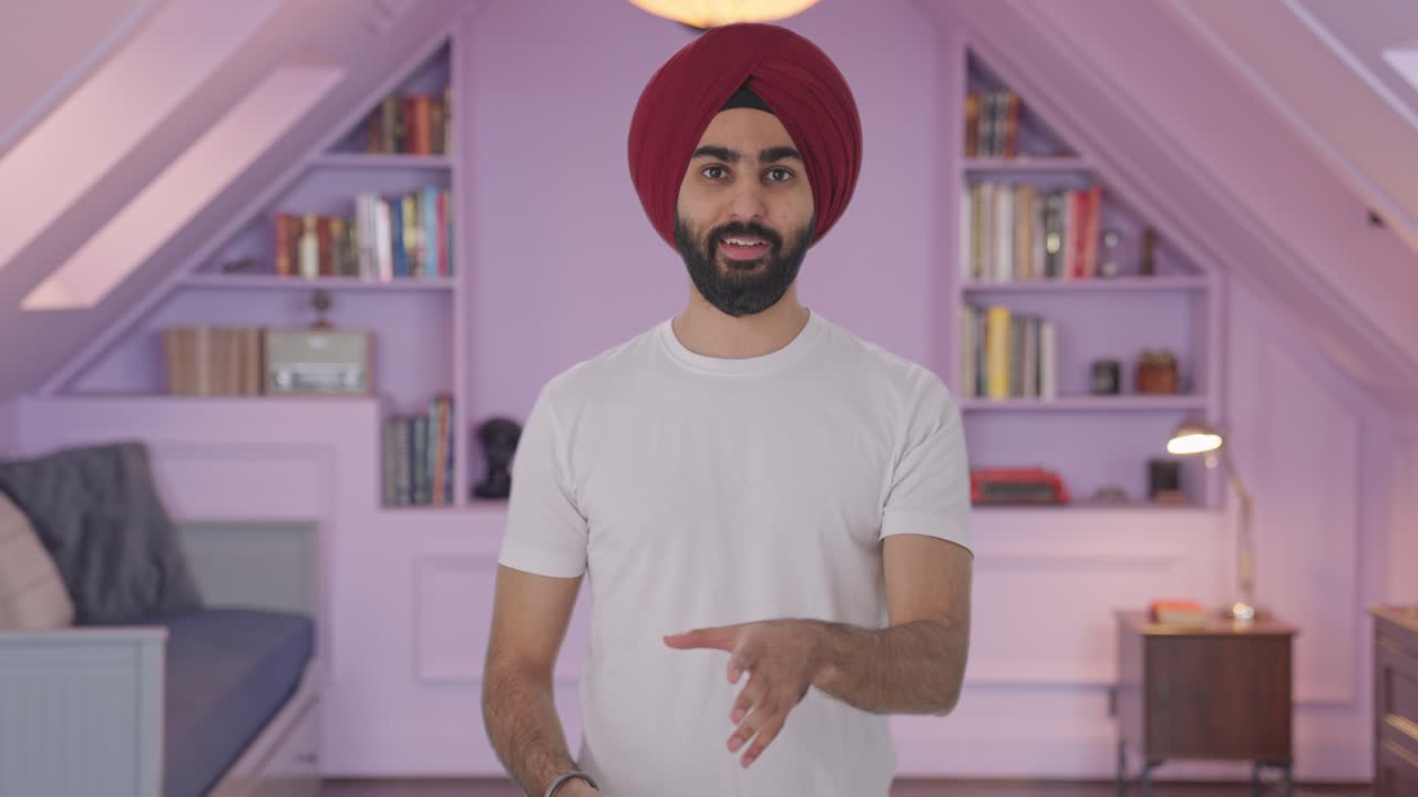Uomo indiano Sikh felice che parla.