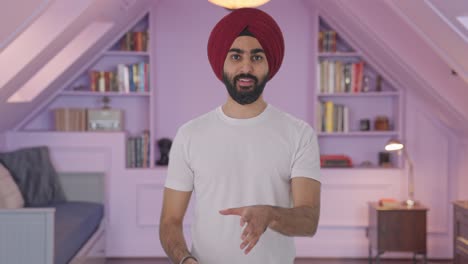 hombre indio sikh feliz hablando