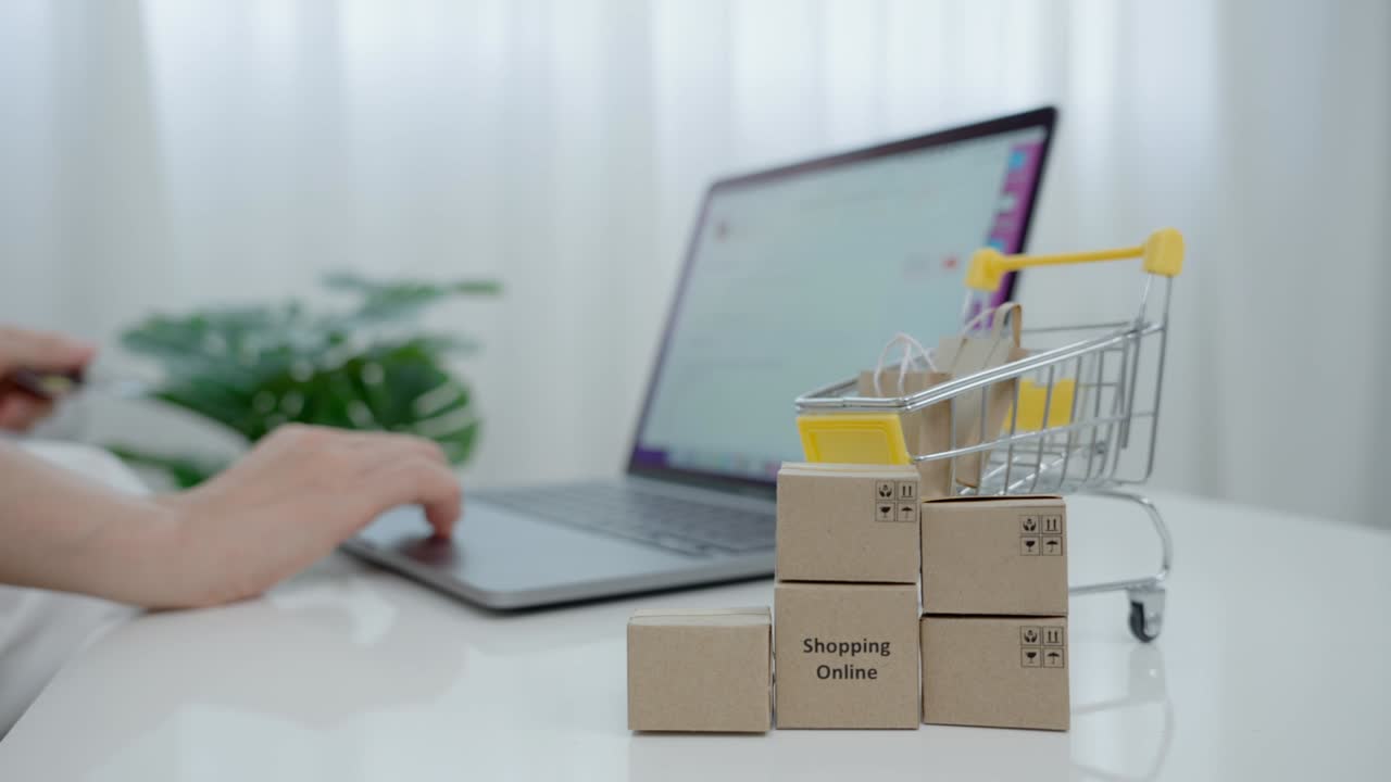 покупки в интернете и оплату с помощью кредитной карты и покупки электронной коммерции с помощью компьютеров дома. женщина использует компьютер для покупок для легкого удобства. концепция онлайн-покупок с помощью электронной коммерции.
