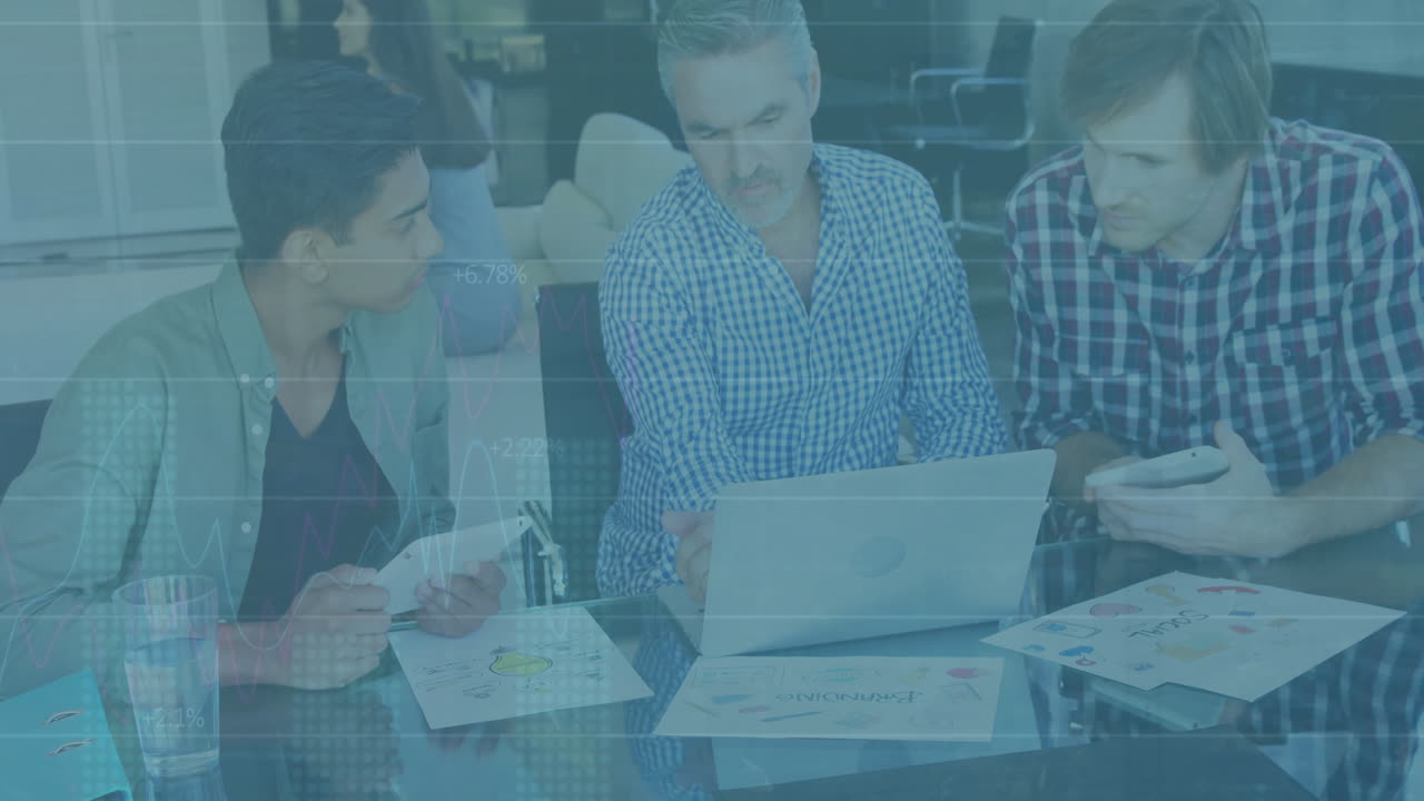 animación del procesamiento de datos financieros sobre diversas personas de negocios en la oficina