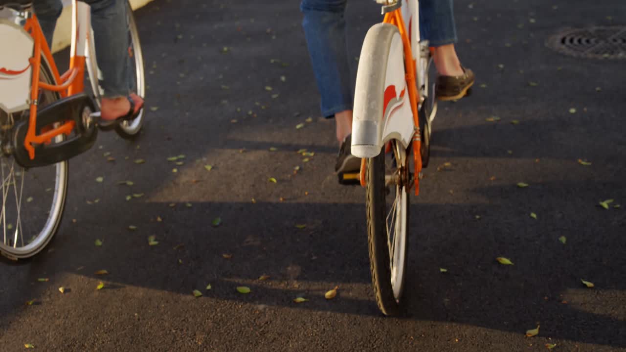 4k 산책로 에서 자전거 를 타고 있는 노인 부부