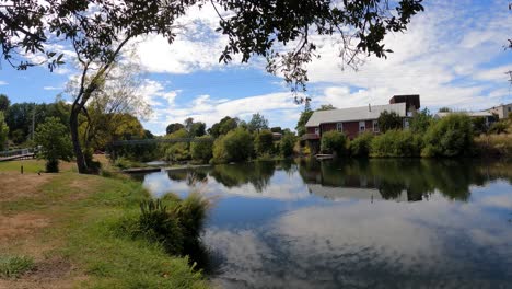 Toma-De-Lapso-De-Tiempo-Del-Río-Meandro-En-La-Ciudad-De-Deloraine-Durante-El-Día-Soleado