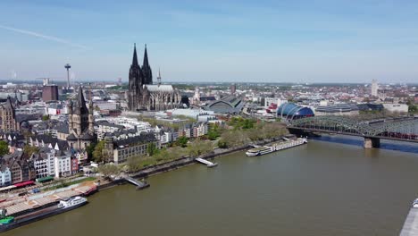 Vista-Aérea-Que-Captura-Los-Edificios-De-Colonia-En-Medio-De-Los-Encantos-De-La-Ribera-Del-Río-Y-La-Icónica-Catedral.