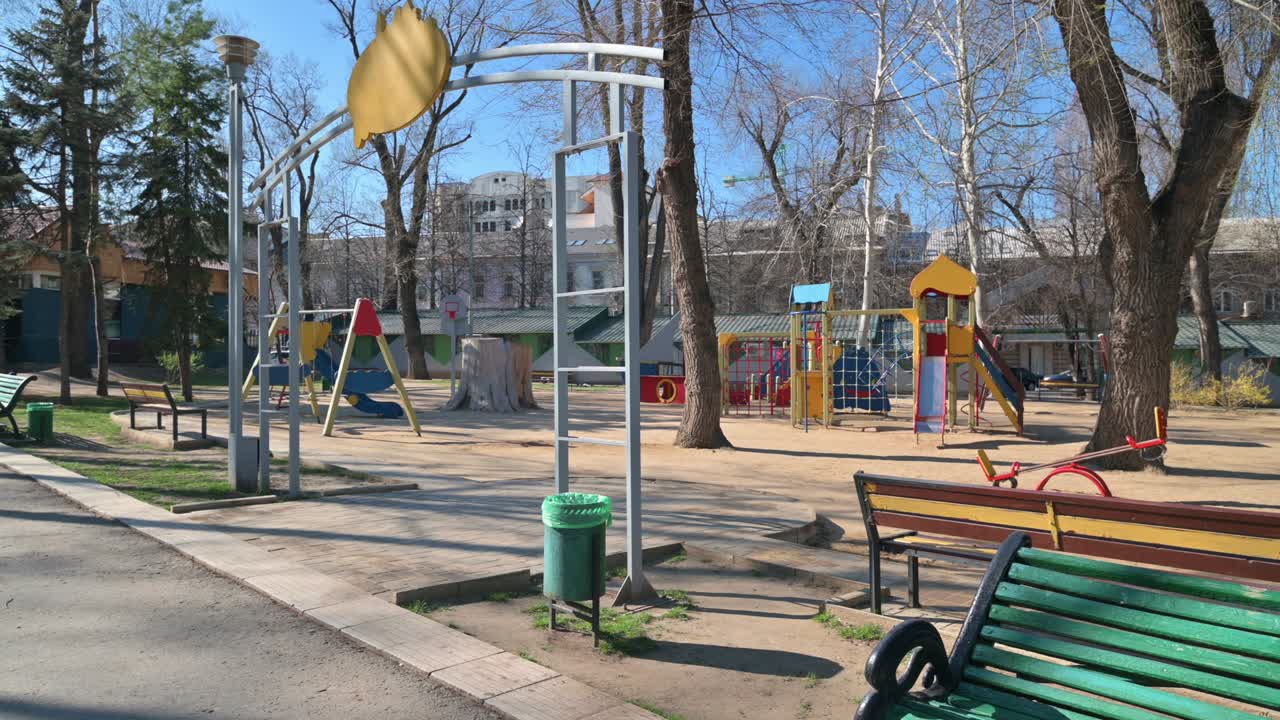 Parque infantil vacío en el parque de la plaza de la catedral en el centro de Chisinau, Moldavia, durante el estado de emergencia por la amenaza del virus covid-19