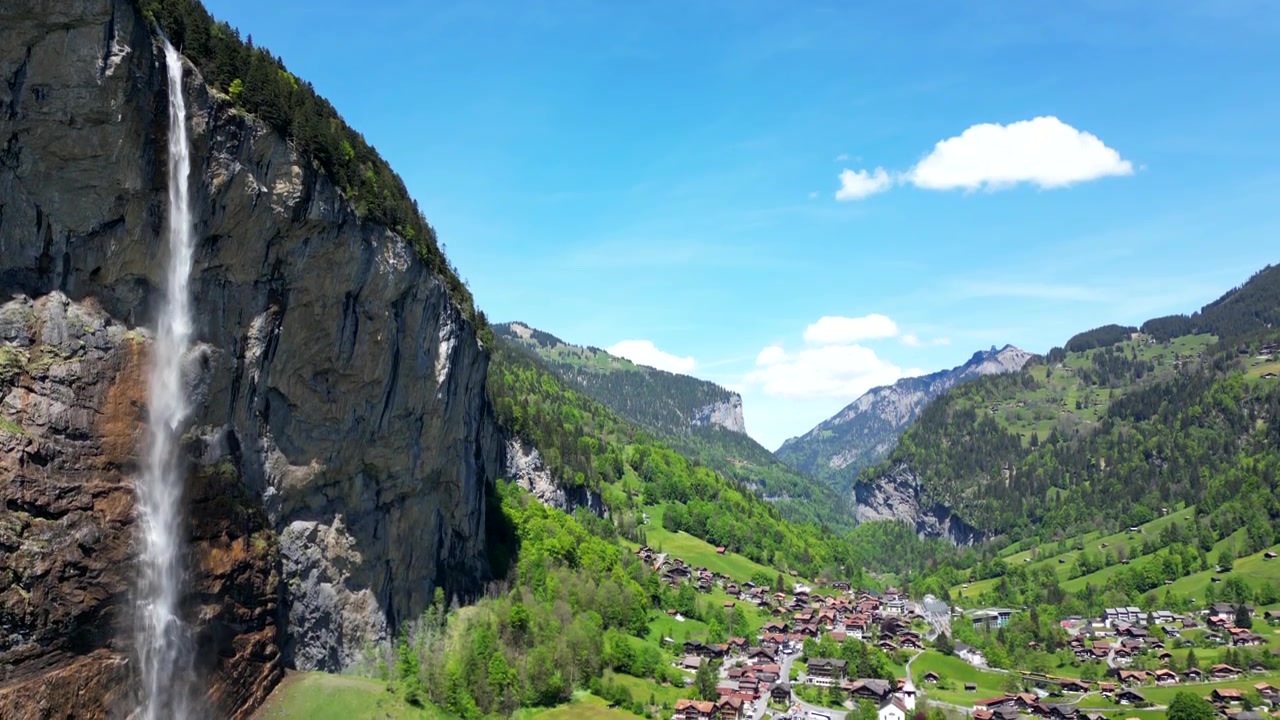 Vue aérienne descendante de Lauterbrunnen et des chutes du Staubbachfall. Lauterbrunnen, Suisse