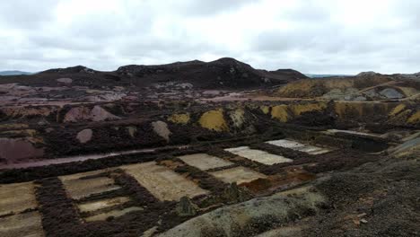 Parys-Montaña-Abandonado-Histórico-Mina-De-Cobre-Piedra-Roja-Industria-Minera-Paisaje-Aéreo-Levantamiento-Tirar-Hacia-Atrás-Ver-Arriba-Ruina