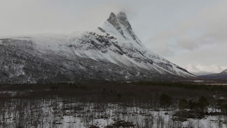 Fliegen-über-Den-Wald-In-Richtung-Des-Schneebedeckten-Berges-Otertinden-In-Nordnorwegen