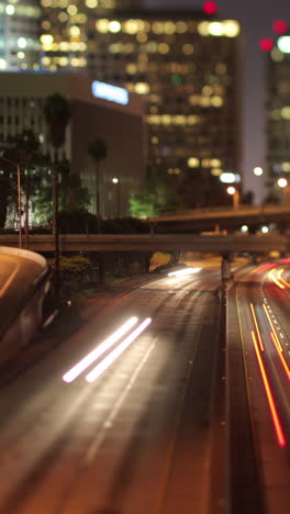 Coches-En-La-Autopista-En-Los-Ángeles,-California-En-Vertical.