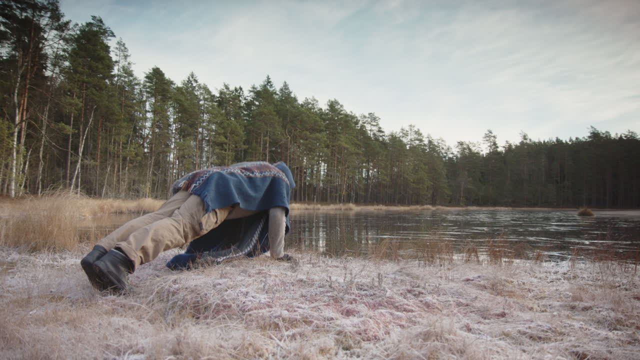 кадр слежения за мужчиной, делающим отжимания, чтобы разогреться перед ледяным купанием