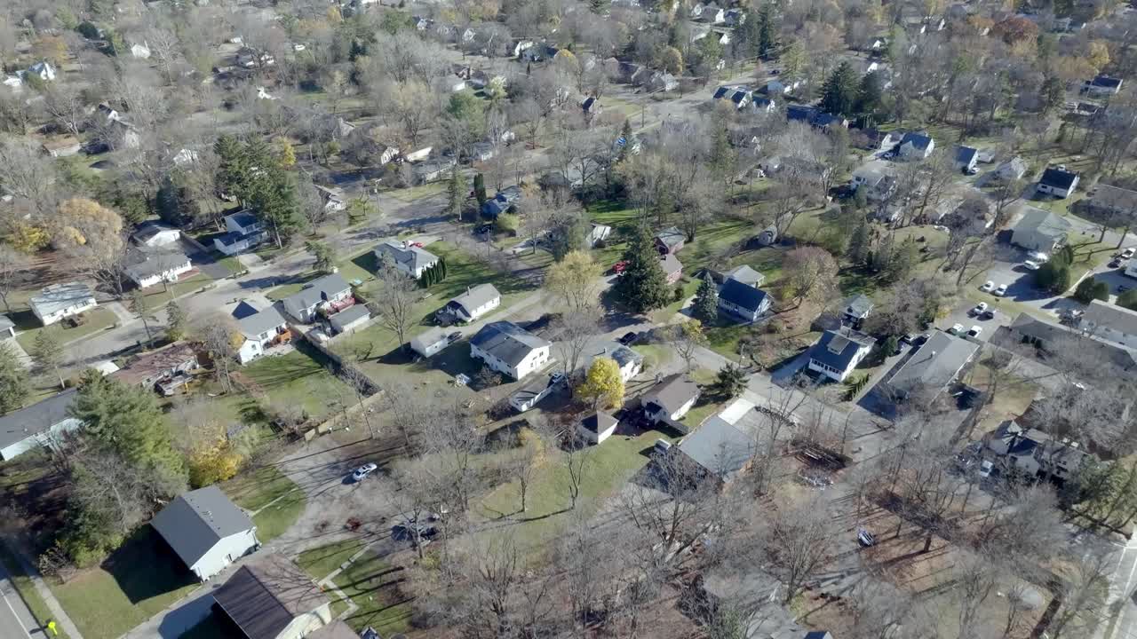 Neighborhood homes in East Lansing, Michigan with drone video moving in.