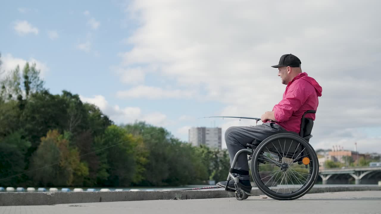 persona con discapacidad física que utiliza silla de ruedas para pescar en el muelle de pesca