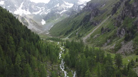 Vista-Aérea-Del-Pintoresco-Paisaje-De-Los-Alpes-Tiroleses-Alrededor-Del-Valle-De-Pitztal-En-Austria