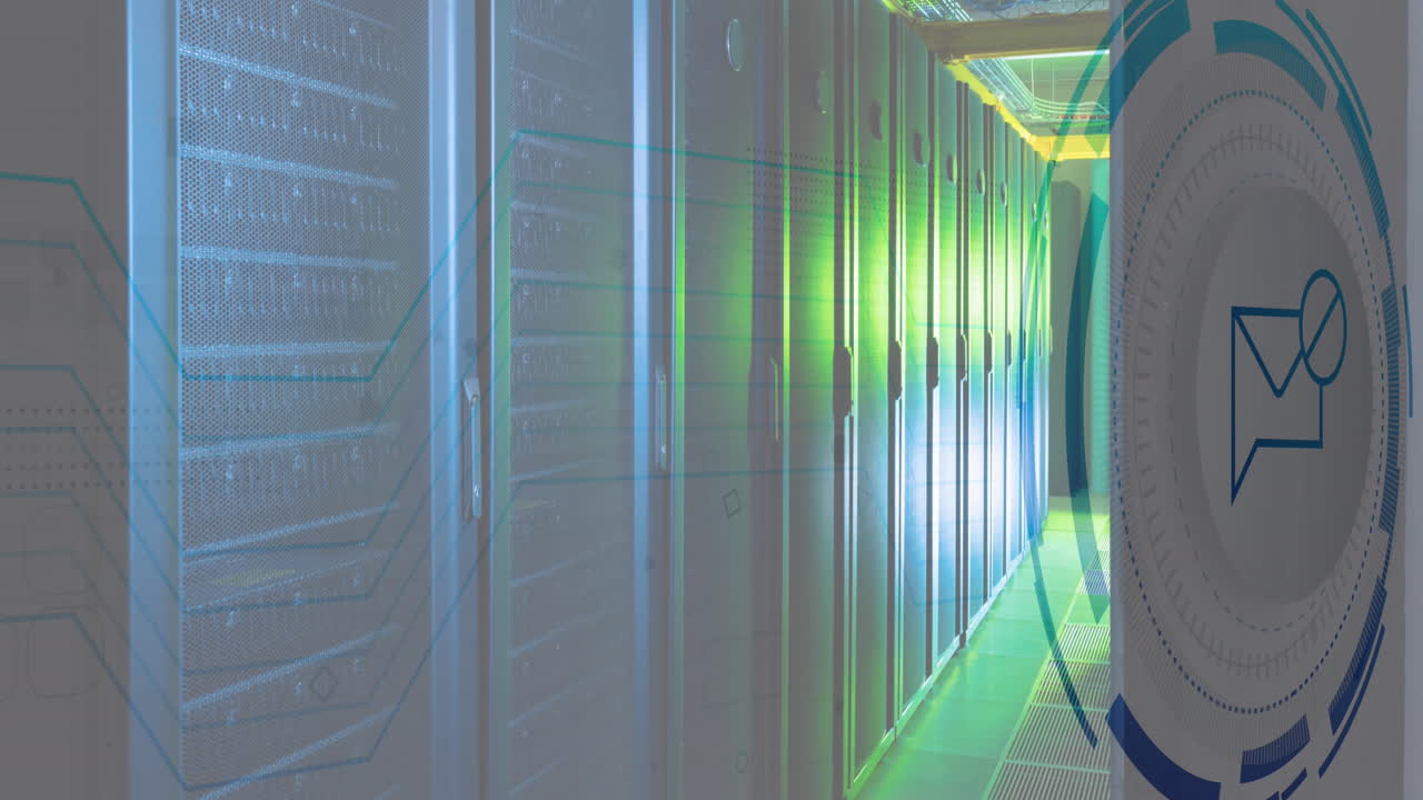 animación del icono del bloque de mensajes en el escáner redondo contra la sala del servidor de la computadora