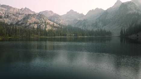 Overseeing-a-part-of-the-Sawtooth-Mountains-in-the-inner-area-around-Alice-Lake