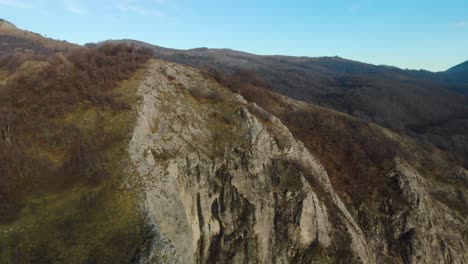 toma aérea de la colina de la montaña con bosque y acantilados-3