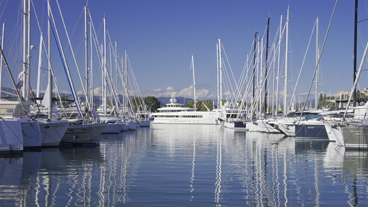 Antibes, Francia - 7 giugno 2025: Molteplici imbarcazioni bianche ormeggiate nel Port Vauban alla luce del giorno
