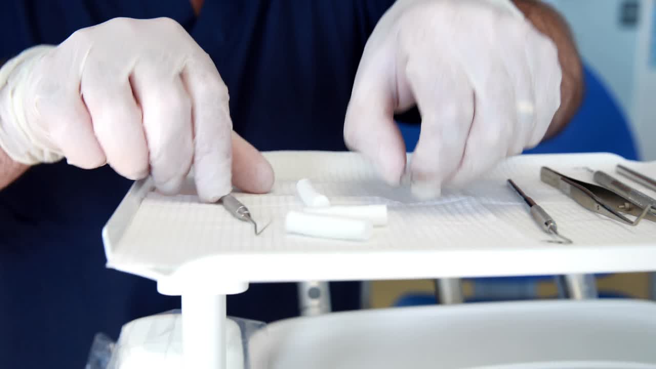 dentista sonriente preparando herramientas dentales