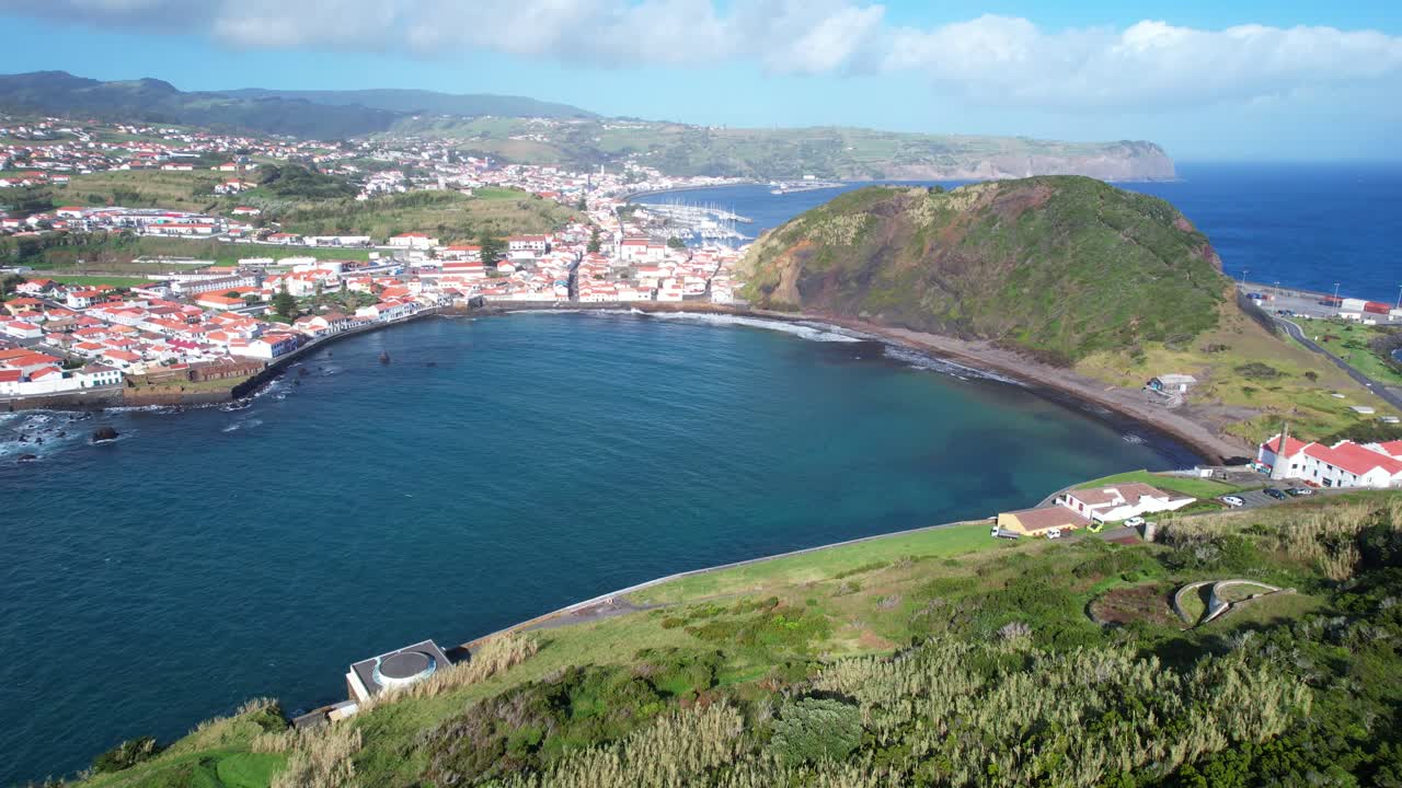 Vista aerea di Horta e Bahia do Porto Pim da Monte da Guia