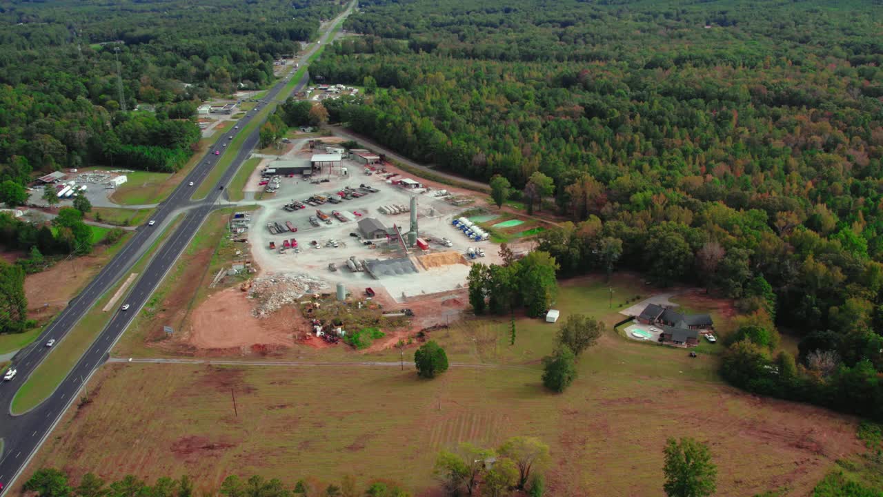 lugar de proveedor de hormigón de mezcla lista con hermosos bosques profundos en el fondo en dawsonville, georgia