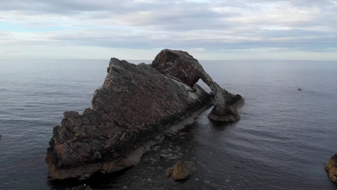 Droneoptagelser af Bow Fiddle Rock – en naturlig bueformation.