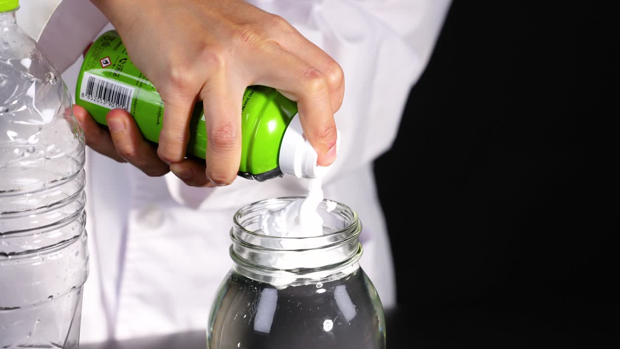 creando nubes con crema de afeitar y colorante alimentario