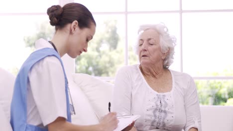 Senior-woman-talking-to-nurse