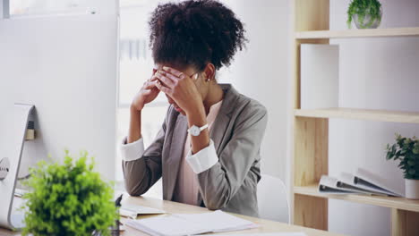 Stress-Geschäftsfrau,-Die-Unter-Kopfschmerzen-Leidet