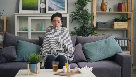 mujer tomando la temperatura en casa