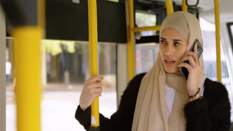 Frau-Im-Hijab,-Die-Mit-Dem-Mobiltelefon-4k-Spricht