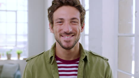 cara, feliz y mentalidad con un hombre en su casa