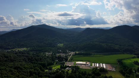 Kleine-Stadt-Entlang-Der-Hügel-Von-Tennessee-Bei-Sonnenuntergang