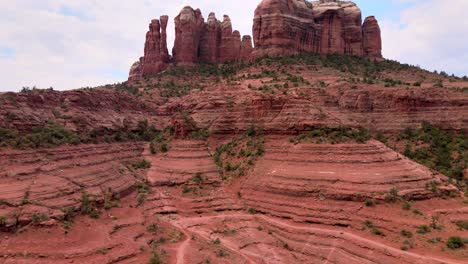 Antena-Ascendente,-Paisaje-Rocoso-De-La-Catedral,-Formación-Montañosa-Natural,-Sedona-Arizona-En-Un-Día-Nublado