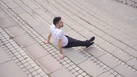 un joven solo en la calle mira a su alrededor.