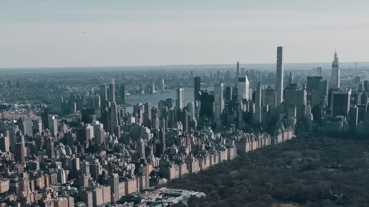 Udsigt over New York Citys skyline fra et højt punkt i byen