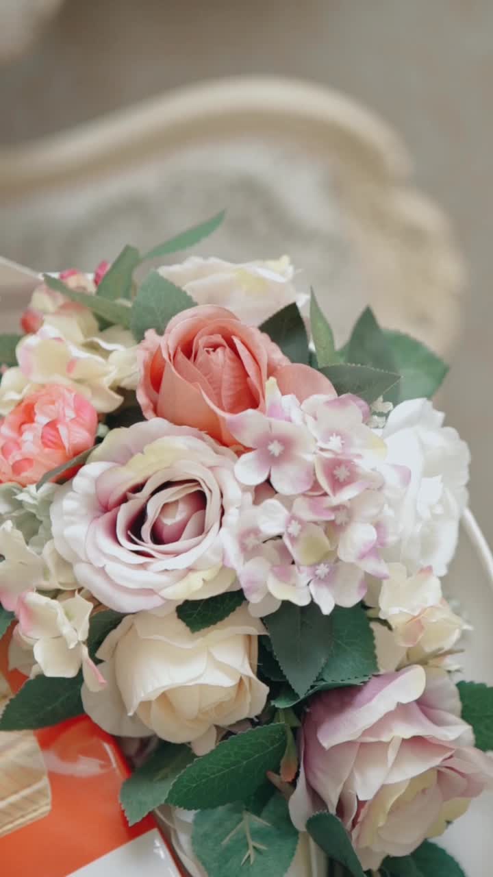 Un bellissimo bouquet di fiori artificiali