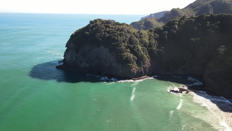 donde la montaña se encuentra con el mar en la costa oeste de nueva zelanda