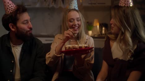 amigos celebrando un cumpleaños