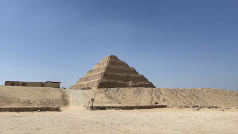 la pirámide escalonada de djoser en saqqara, egipto