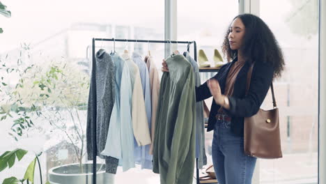 camisa, compras y elección con la mujer en la tienda
