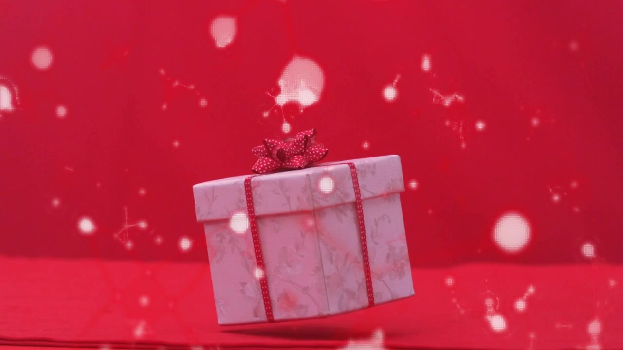 Scatola regalo di marmo che cade dall'alto, ruotando e oscillando, posizionandosi al centro per essere esposta su un set rosso.