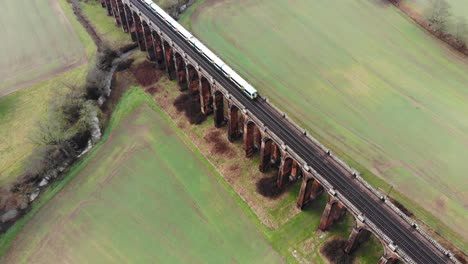 Imágenes-Aéreas-De-Un-Tren-Que-Pasa-Sobre-El-Viaducto-Del-Valle-De-Ouse.